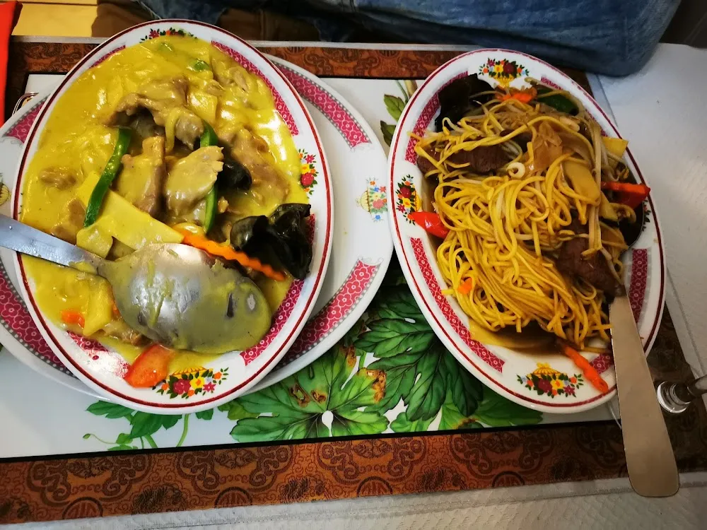 Porc Saute Au Curry Et Nouilles Sauté